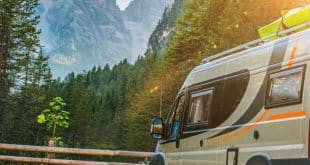 La liberté au volant : laissez-vous charmer par les Alpes suisses en camping-car