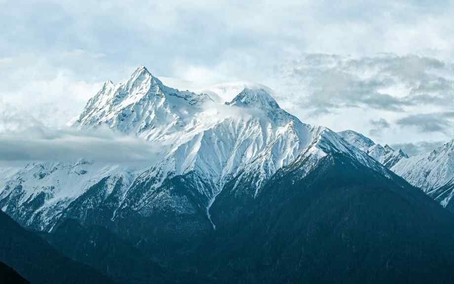 Quelles sont les caractéristiques géographiques de l’Everest ?