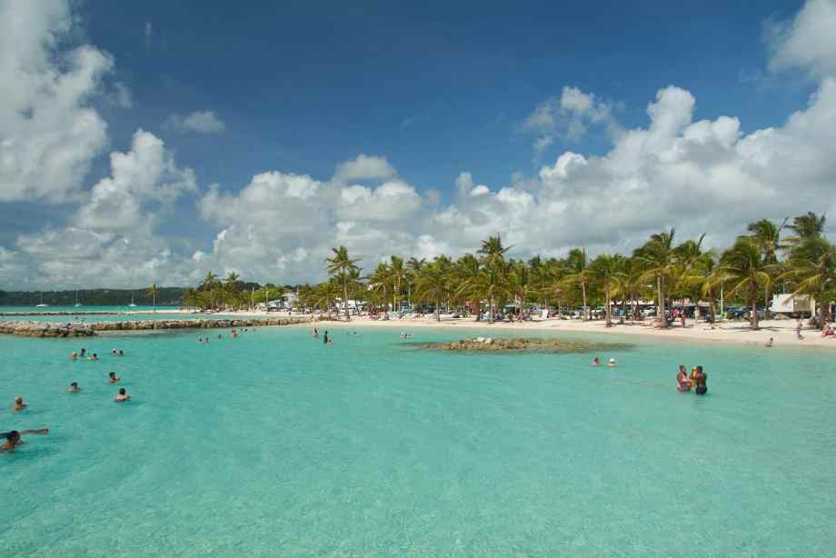 La saisonnalité touristique en Guadeloupe et son impact sur les prix