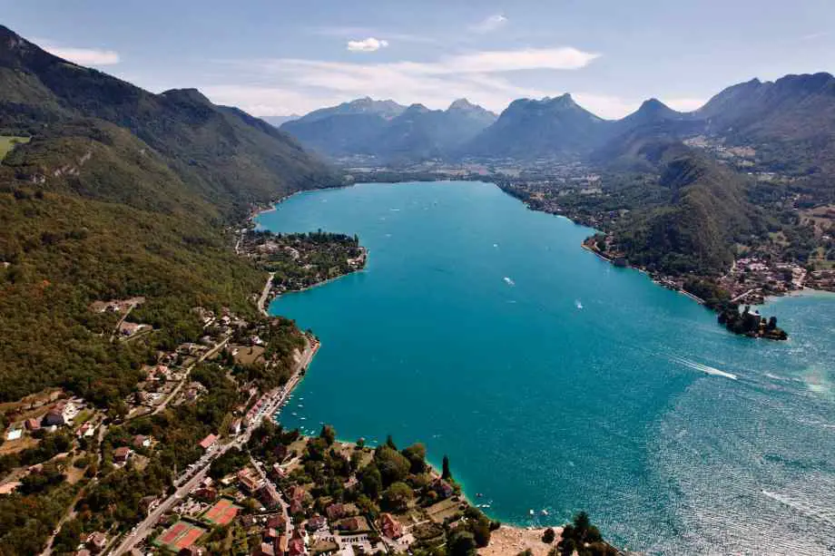 Le lac d’Annecy : eaux pures et cadre de carte postale pour une baignade idéale-LMAC