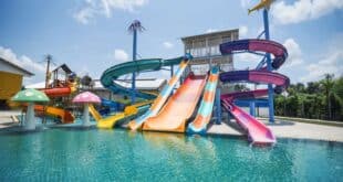 Toboggans et baignade illimitée : optez pour un camping avec parc aquatique cet été