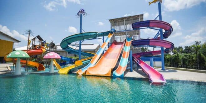 Toboggans et baignade illimitée : optez pour un camping avec parc aquatique cet été