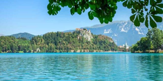 Le plus grand lac naturel de France : lequel détient vraiment le record ?-LMAC