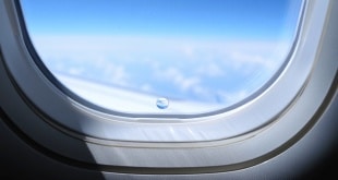  Le petit trou dans le hublot de l’avion a une fonction importante : c’est à cela qu’il sert !