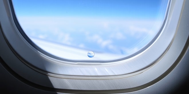  Le petit trou dans le hublot de l’avion a une fonction importante : c’est à cela qu’il sert !