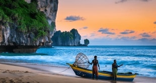Le Pain de Sucre, site sacré ressortant des eaux de la baie Andovobazaha à Antsiranana ©Shutterstock