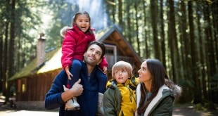 Hébergements            
            
    
        
            Huttopia Forêt des Vosges :  vivre comme Robin des bois        
        
            Une famille testeuse a passé un week-end chez Huttopia au cœur des Vosges. Voici son expérience et son avis sur les activités famille.