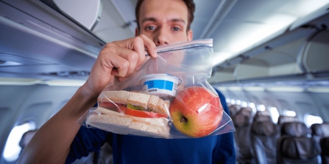 Peut-on emporter de la nourriture en avion ? Conseils et astuces