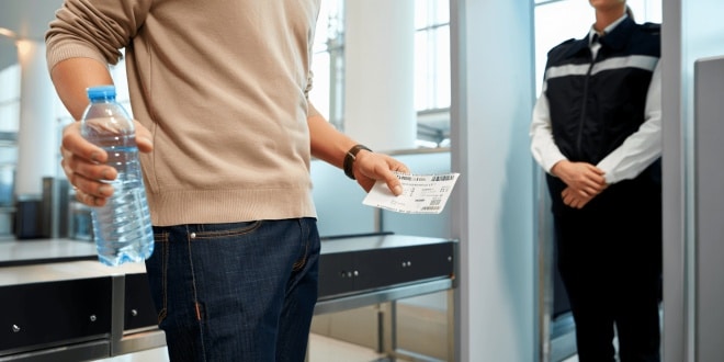 Bouteille vide dans les bagages à main : peut-on emporter sa propre bouteille d’eau dans l’avion ?