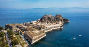 Le Vieux Fort de Corfou aux srcs vénitiens ©Shutterstock