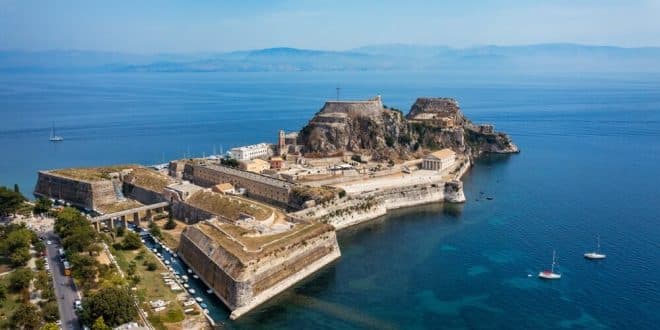 Le Vieux Fort de Corfou aux srcs vénitiens ©Shutterstock