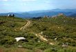 un sentier serpentant à travers une prairie dans les contreforts du Mont Lozère