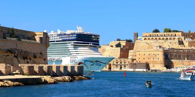 Première croisière en Méditerranée - Valette à Malte shutterstock_2560544445