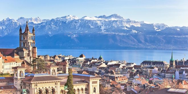 Vue sur la ville de lausanne, entourée par son lac et ses montagnes © Régis Colombo/LT diapo.ch
