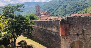 Prats-de-Mollo une petite cité fortifiée dans la vallée du Vallespir © Toploc