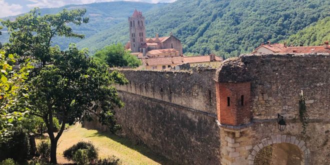 Prats-de-Mollo une petite cité fortifiée dans la vallée du Vallespir © Toploc