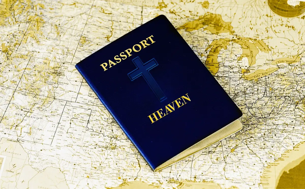 Table avec passeport, copies papier et une liste de préparation