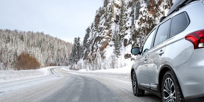 Vacances au ski et preparation de la voiture shutterstock_1916113885