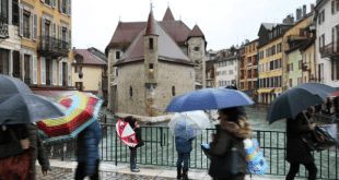 Vue sur Annecy et les canaux du Thiou sous la pluie © France Bleu