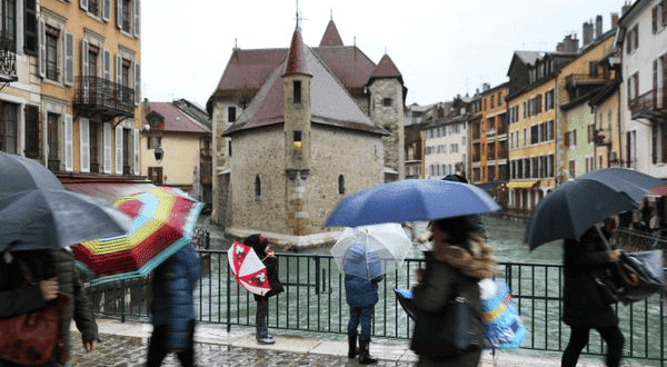 Vue sur Annecy et les canaux du Thiou sous la pluie © France Bleu