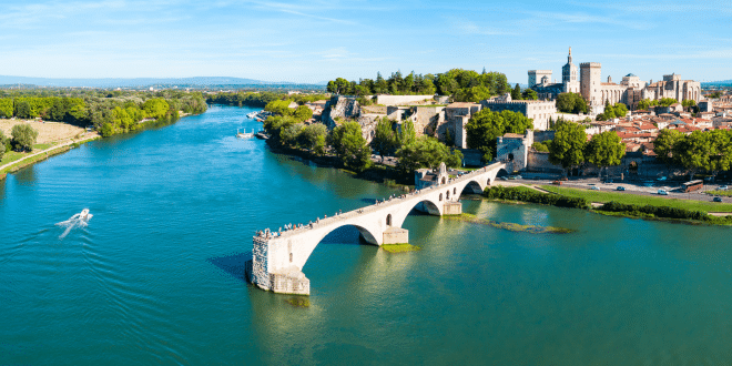 Vue sur Avignon et la Rhône © Moze