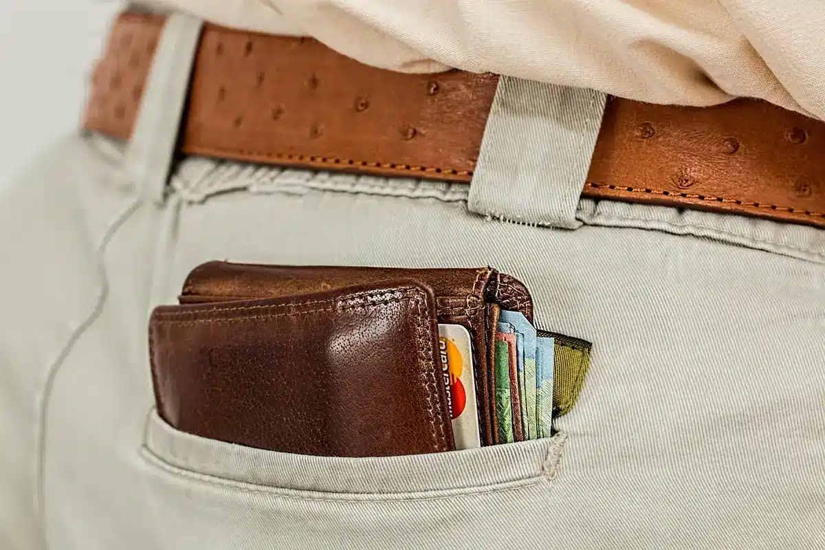 Carte de paiement posée sur un ordinateur portable pour achats en ligne