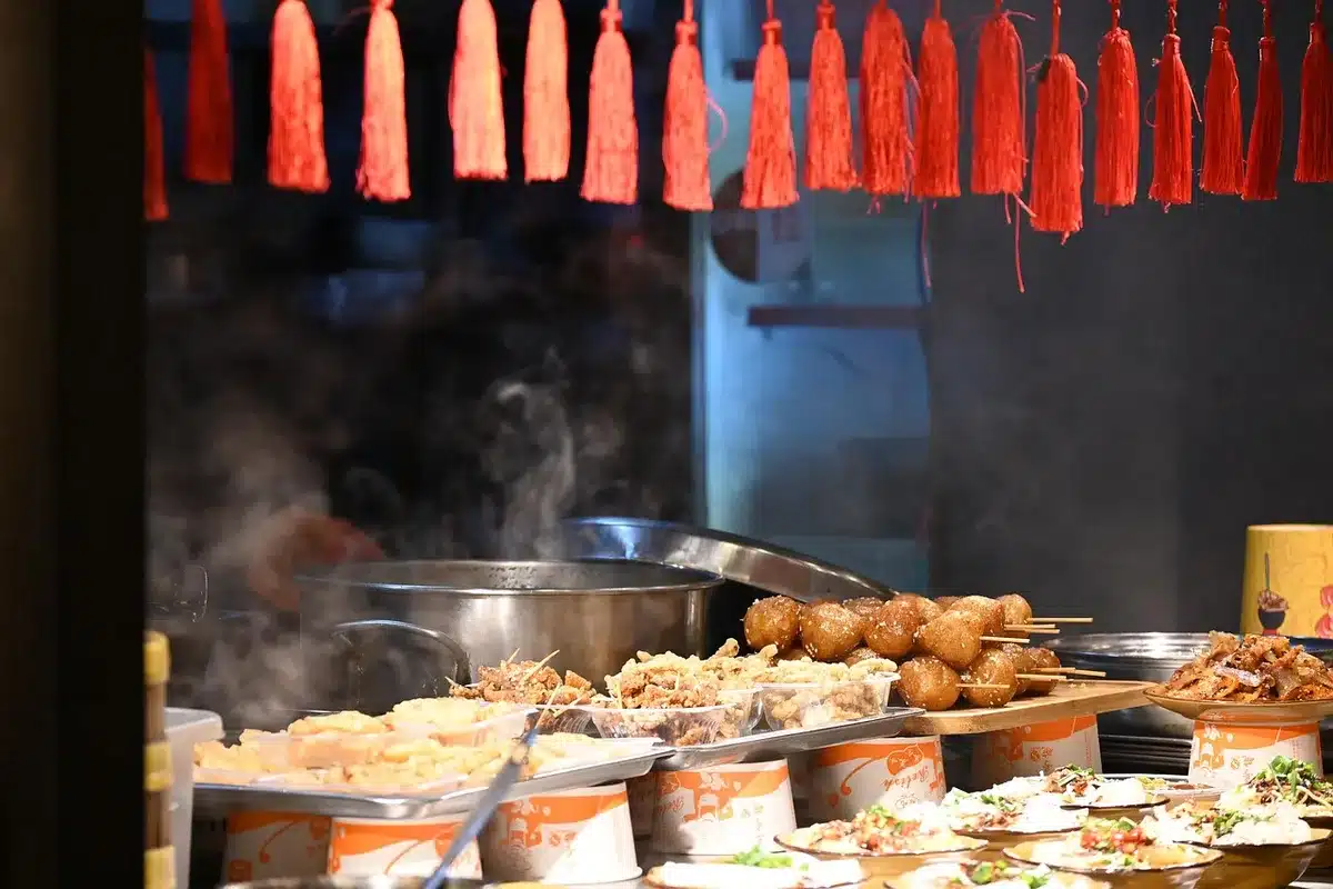 Marché de rue en Asie du Sud-Est avec nourriture et étals locaux