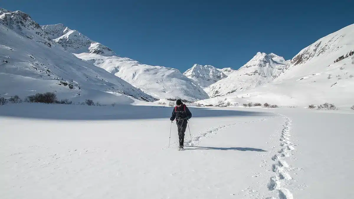 Sentier escarpé et caillouteux emprunté par des randonneurs en montée