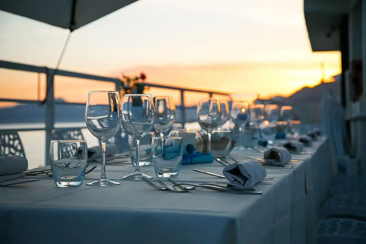 Cuisine meublée avec table, chaises et équipement de cuisson