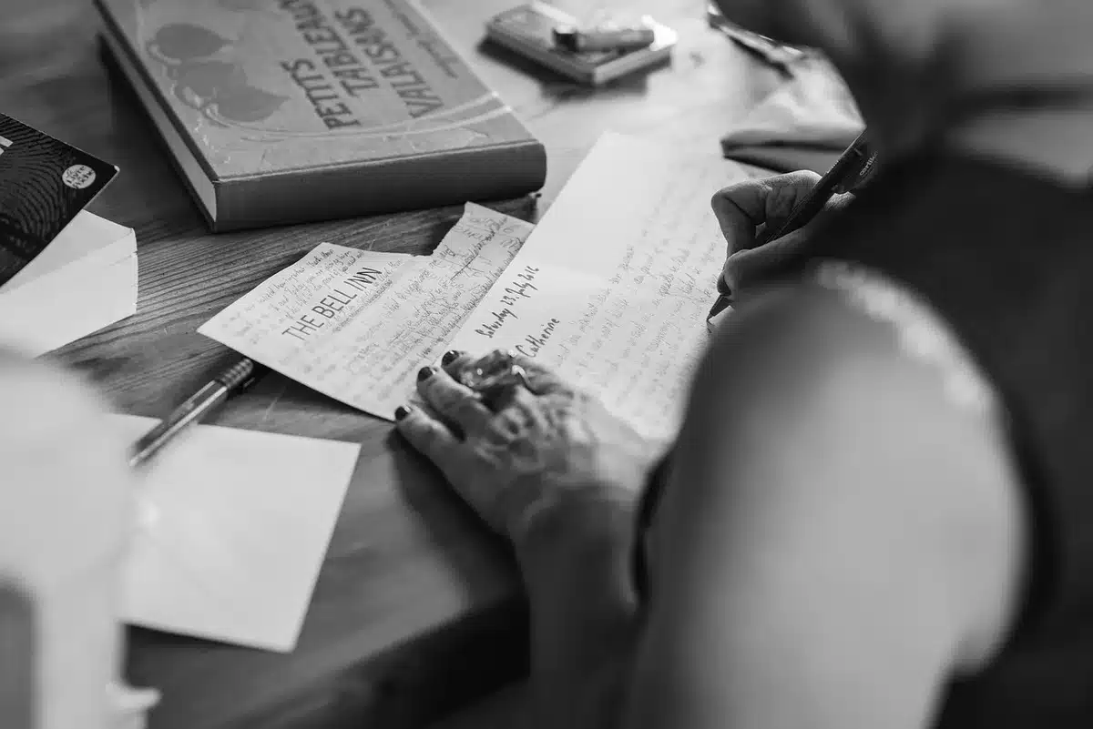 Documents d'annulation et justificatifs posés sur une table