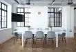 Intérieur d'un appart-hôtel lumineux avec plans et clés sur la table