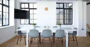 Intérieur d'un appart-hôtel lumineux avec plans et clés sur la table