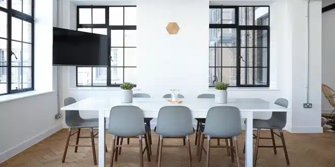 Intérieur d'un appart-hôtel lumineux avec plans et clés sur la table