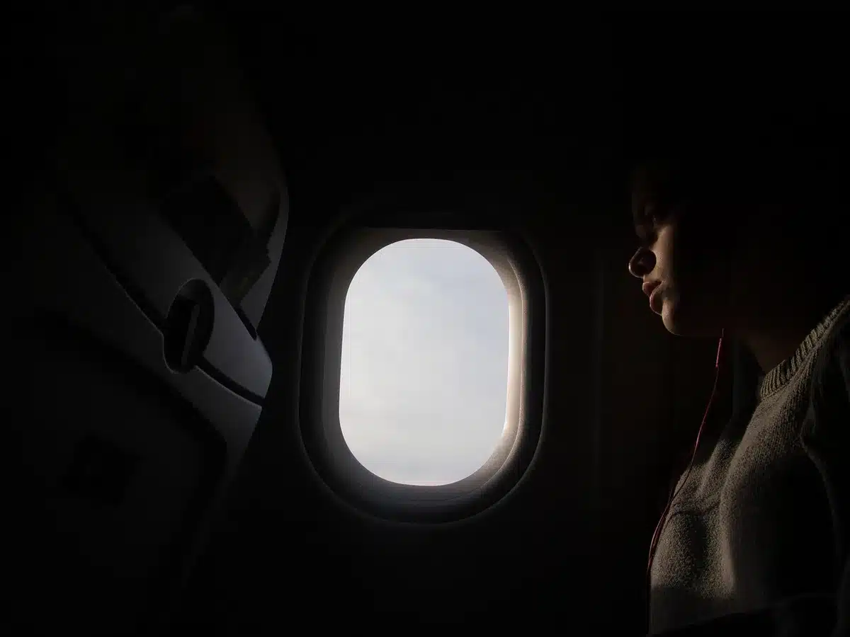 Passager vérifiant l'inclinaison de son siège en respectant le voisin