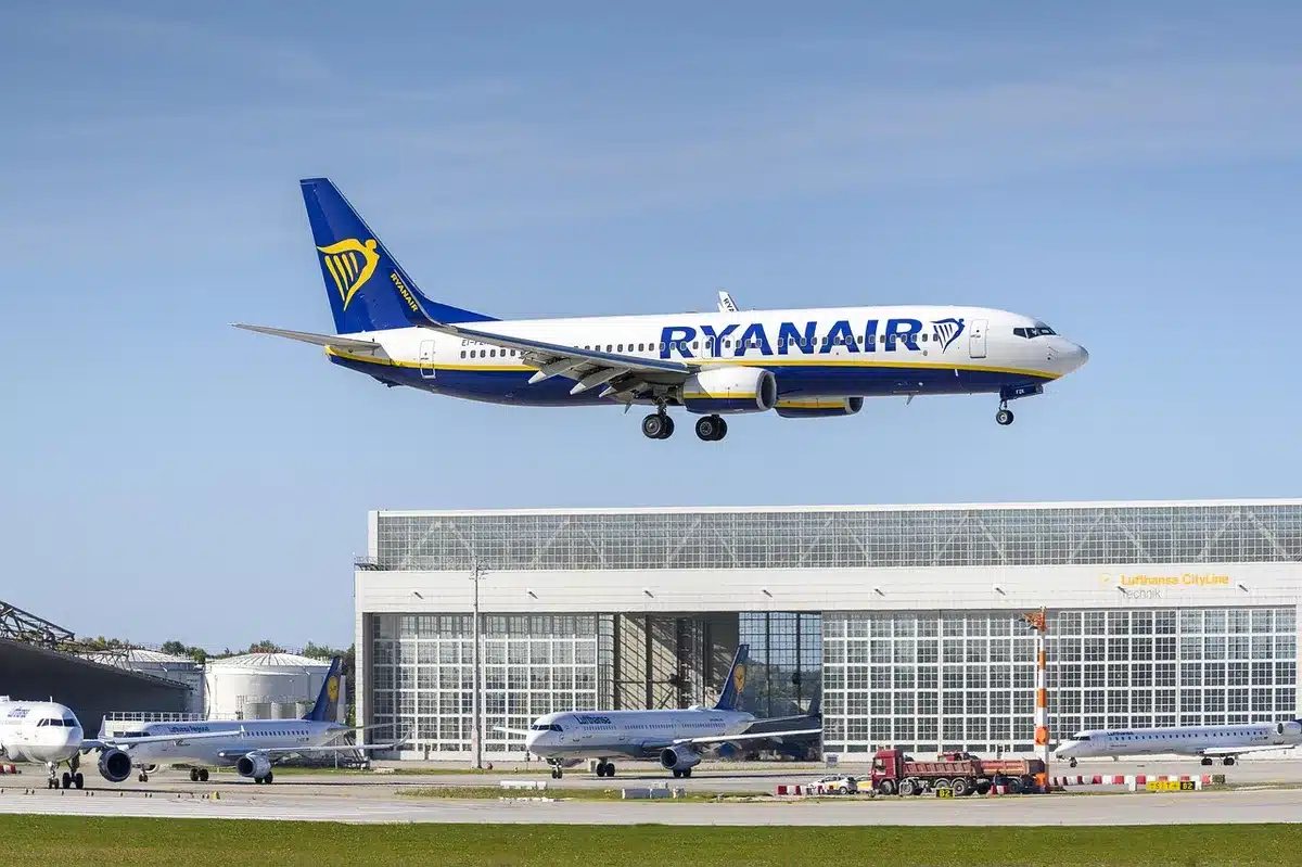 Repas et accès à des moyens de communication offerts aux passagers dans un aéroport