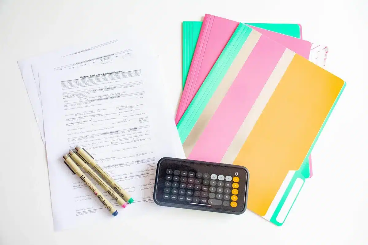 Calculatrice, reçus et documents d'emprunt sur un bureau