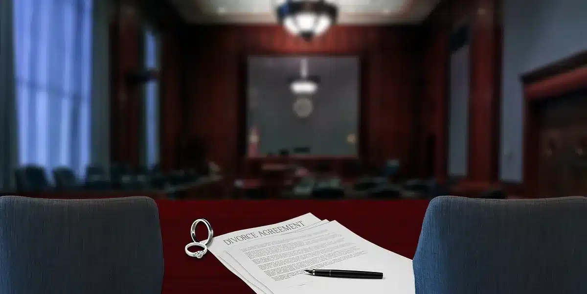 Enveloppe et documents de réclamation alignés sur un bureau