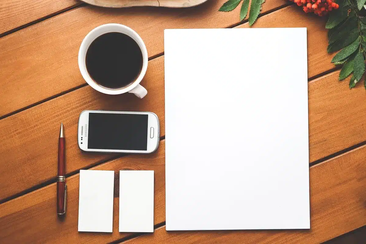 Groupe d'amis anonymes discutant autour d'une table avec notes