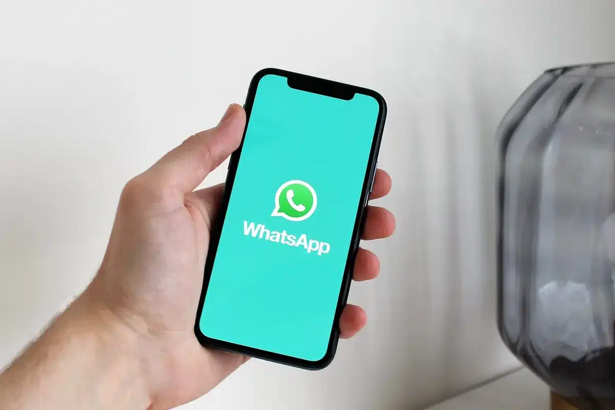 Téléphone et liste indiquant une cagnotte commune et dépenses partagées