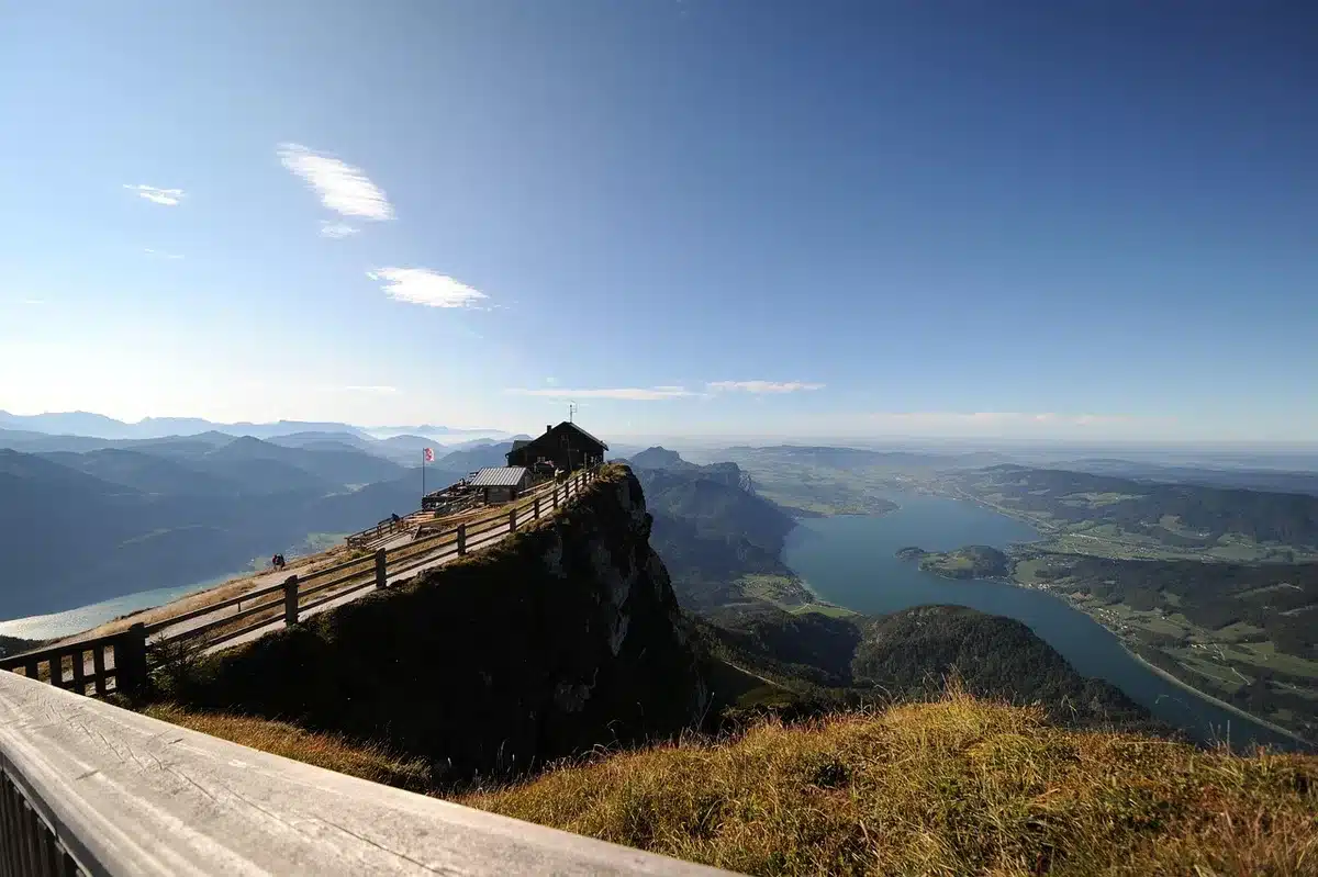 Personne lointaine intégrée dans un paysage grand-angle