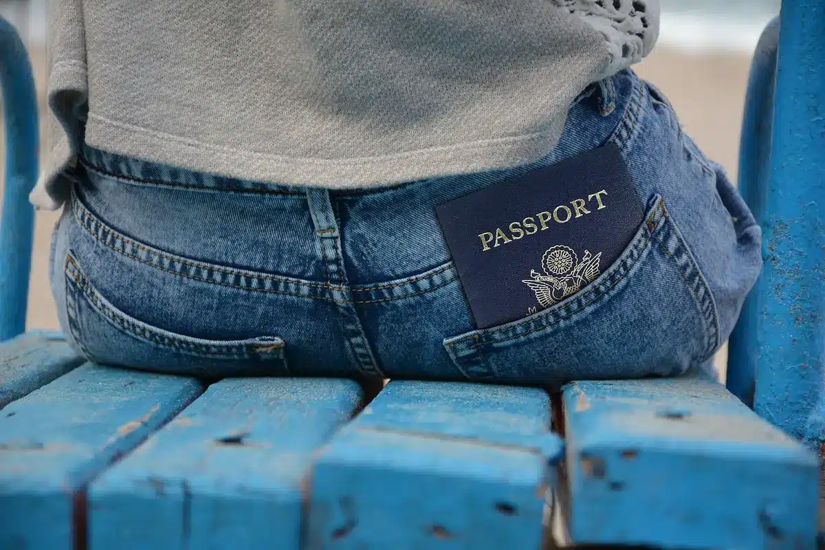 Passeport et documents de voyage posés sur un sac à main dans un aéroport