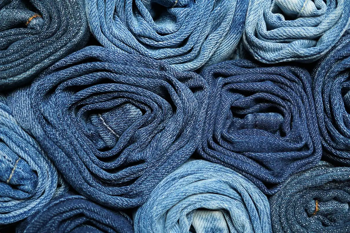 Vêtements roulés et packing cubes organisés dans une valise