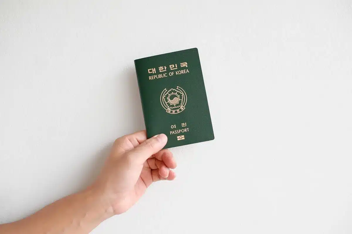 Documents de voyage sur une table : passeport, billets et confirmations