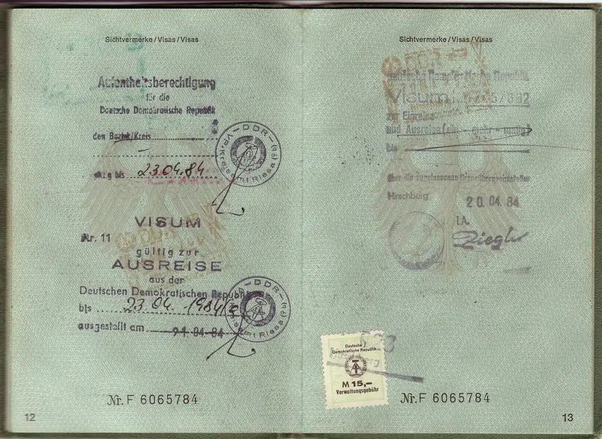 Passeport, téléphone avec photo de la carte d'embarquement et documents préparés sur une table