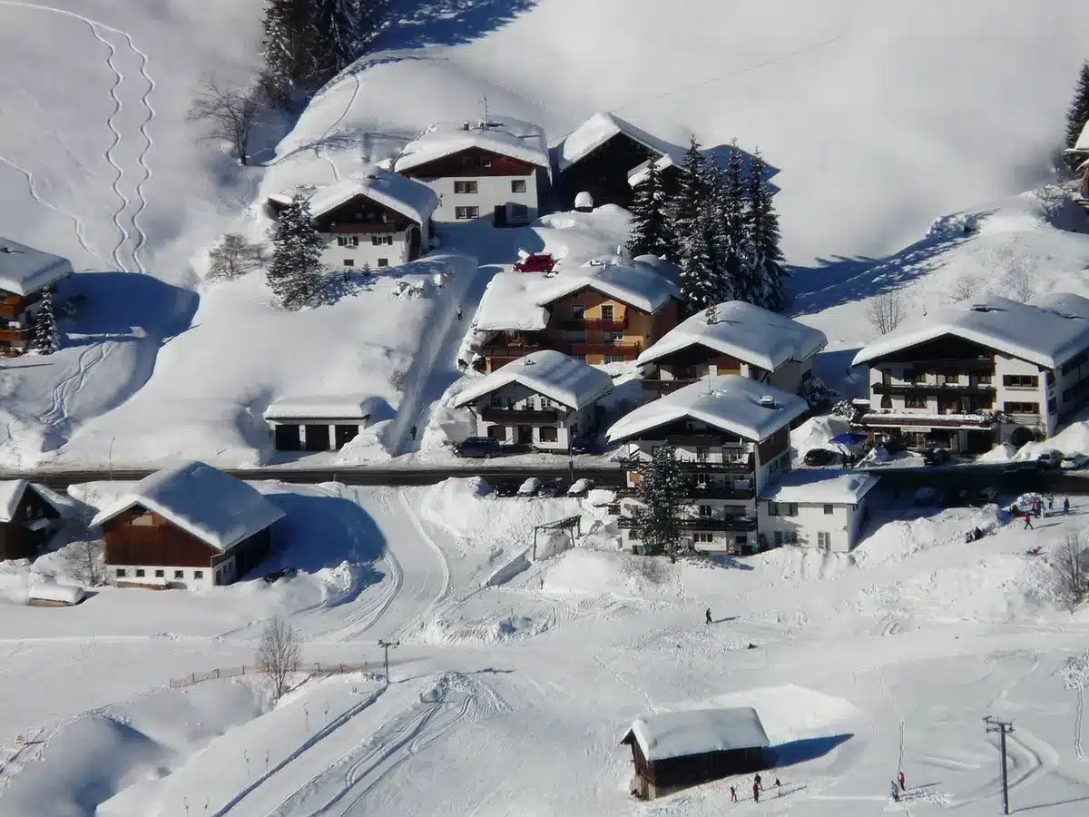 Route d’accès et parkings larges d’une grande station de ski vus de l’extérieur
