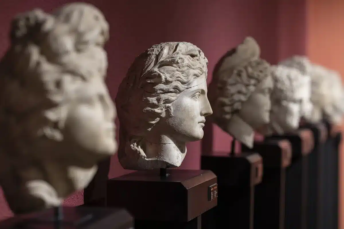 Visiteur consultant un plan du musée devant une galerie intérieure