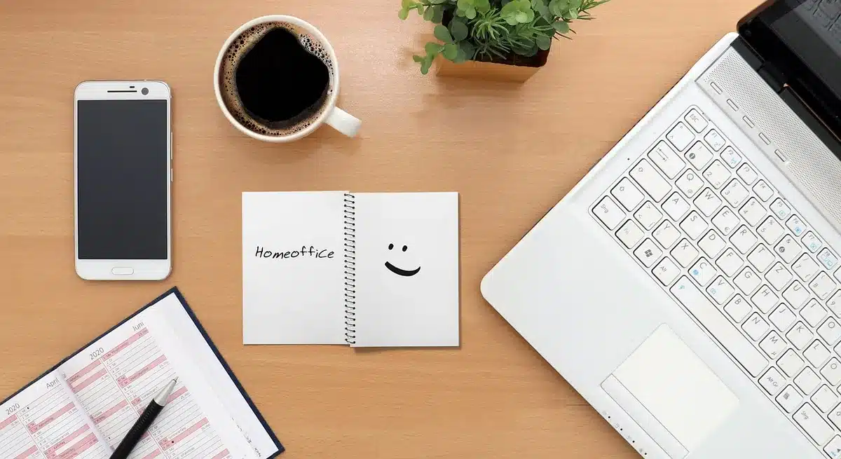 Ordinateur portable affichant un calendrier et des tendances de prix de vols