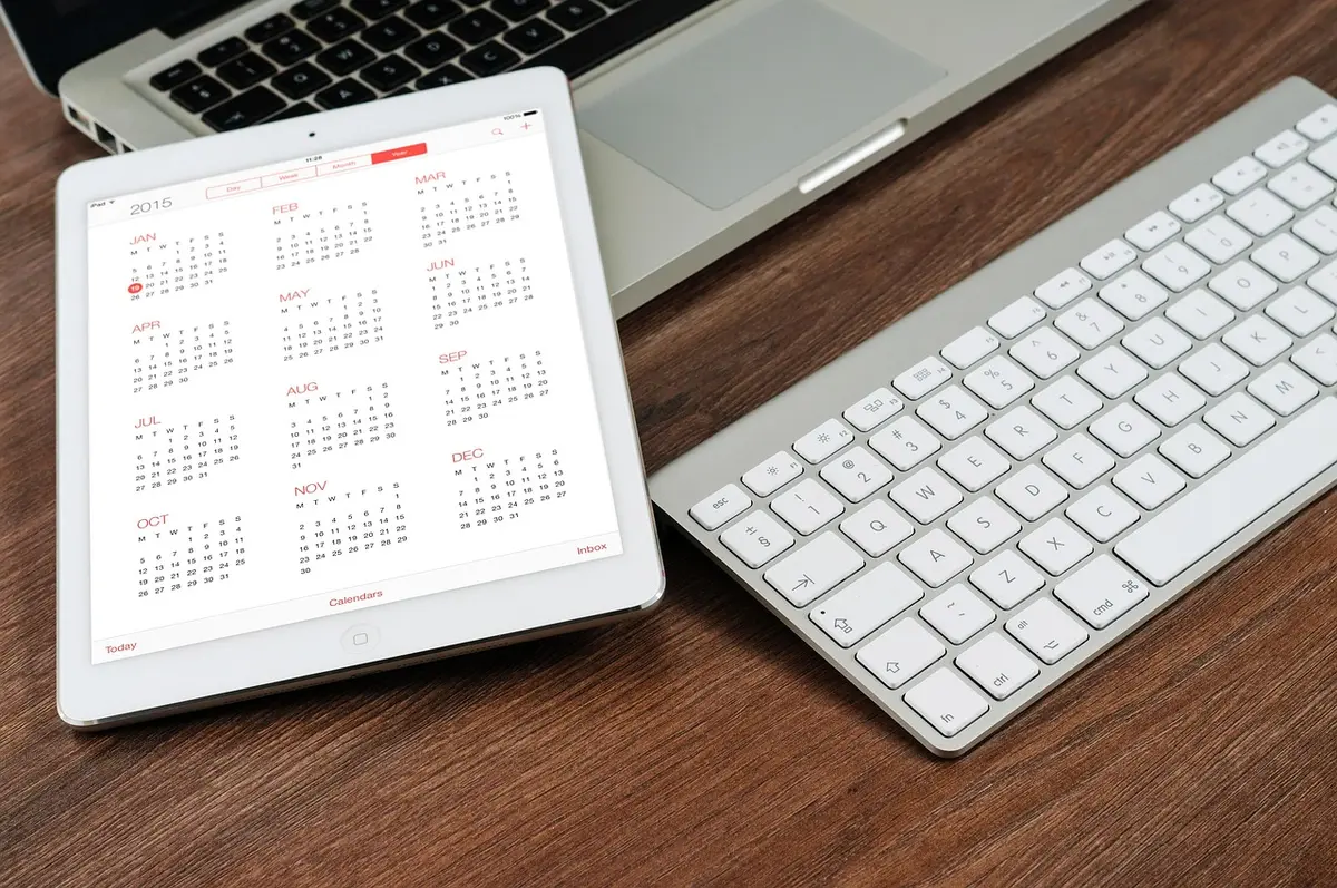 Écran d'ordinateur montrant plusieurs calendriers synchronisés