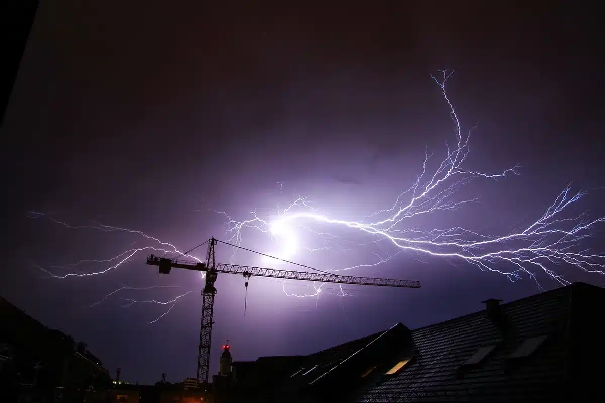 Vue depuis hublot montrant nuages d'orage et éclairs au loin