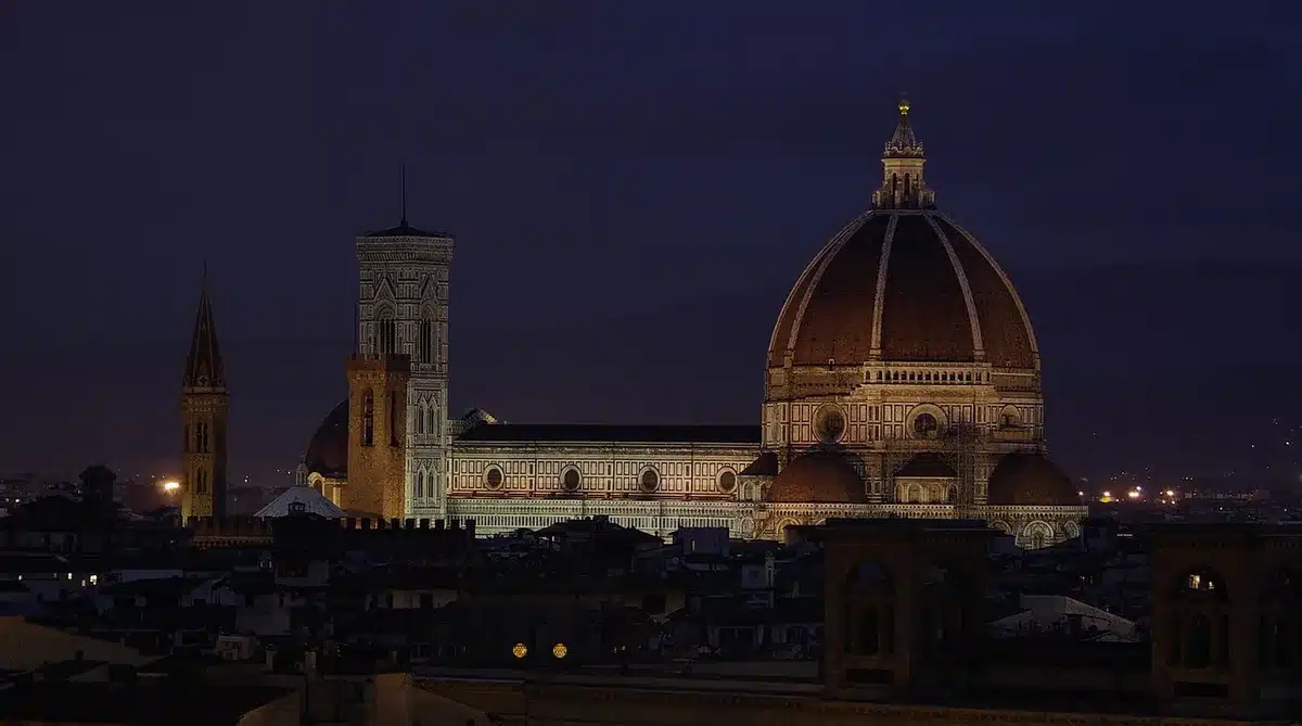 Le dôme du Duomo de Florence vu depuis une rue ensoleillée
